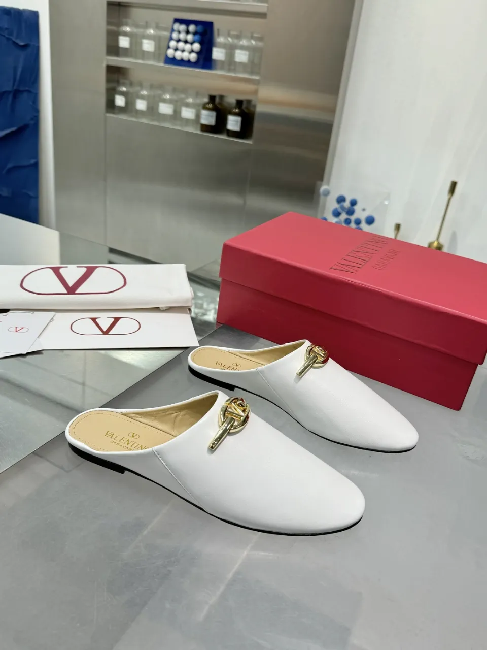 👟👟Ex-factory price 520👟👟 Valentino’s hottest new product in 2025, the new slippers are also easy to wear...😈😈😈 The latest logo buckle Perfectly combined with sexiness❤️‍🔥❤️‍🔥❤️‍🔥❤️‍🔥It is simply the pinnacle of summer fashion💖💖💖💖Original replica Outsole: Italian genuine leather outsole Heel height: Flat heel Size: 35-39 (40 41 42 customization is non-returnable and non-exchangeable)